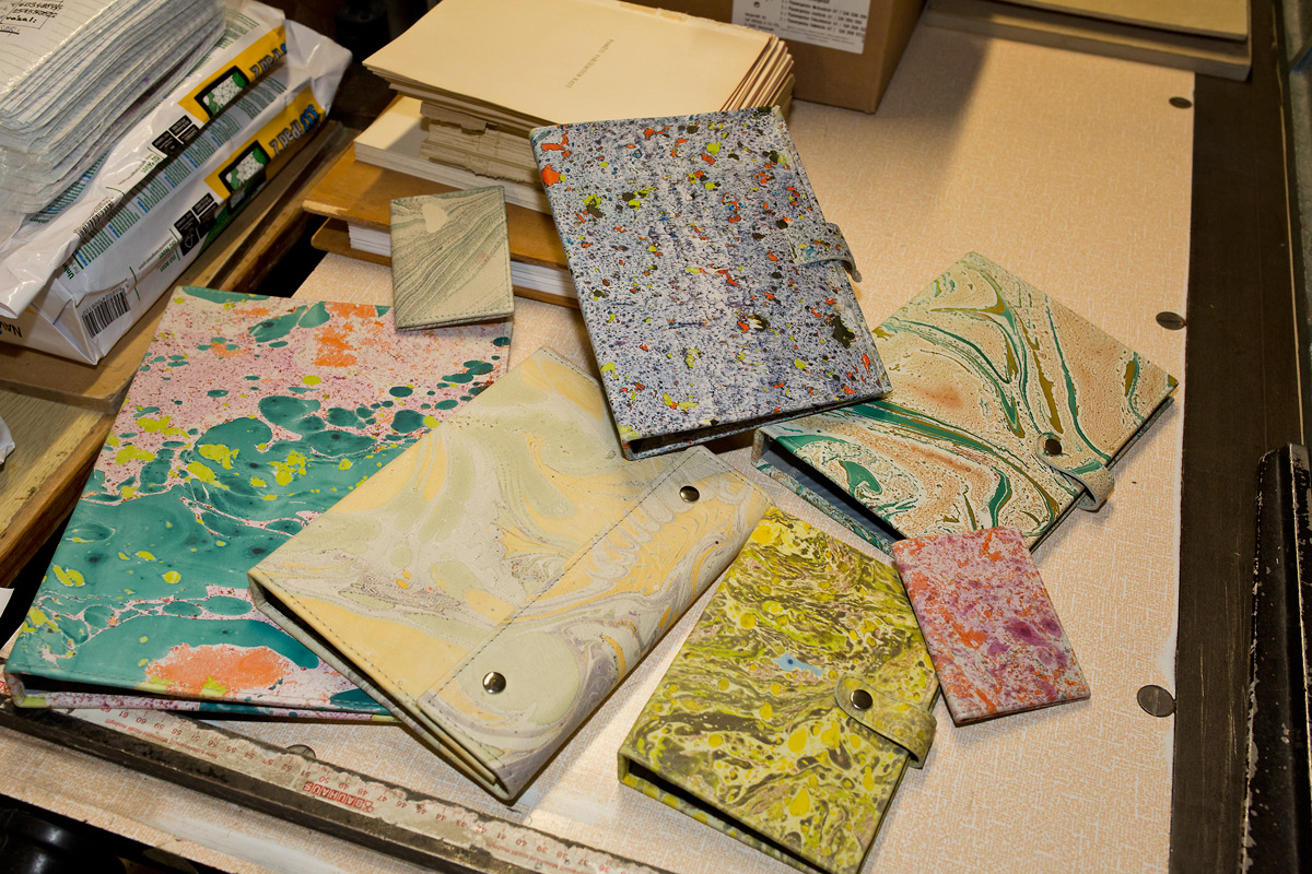 Navštívili jsme největší knihařskou dílnu v Praze