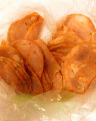 Polský salám. Kategorie: Nebezpečné potraviny. Nevyhovující parametr: vůně. 
Výrobek zapáchal po kažení. Potravina se nepovažuje za bezpečnou, pokud jeví známky kažení. Výrobek měl neznámé datum použitelnosti, z tohoto důvodu nejsou uvedeny informace o výrobci. Místo kontroly: AC DELTA, spol. s r.o., Adamov