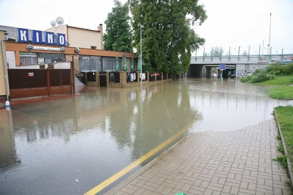 2018-01-povodnc49b-v-c48dechc3a1ch-voda-stc3a1le-stoupc3a1-14.jp