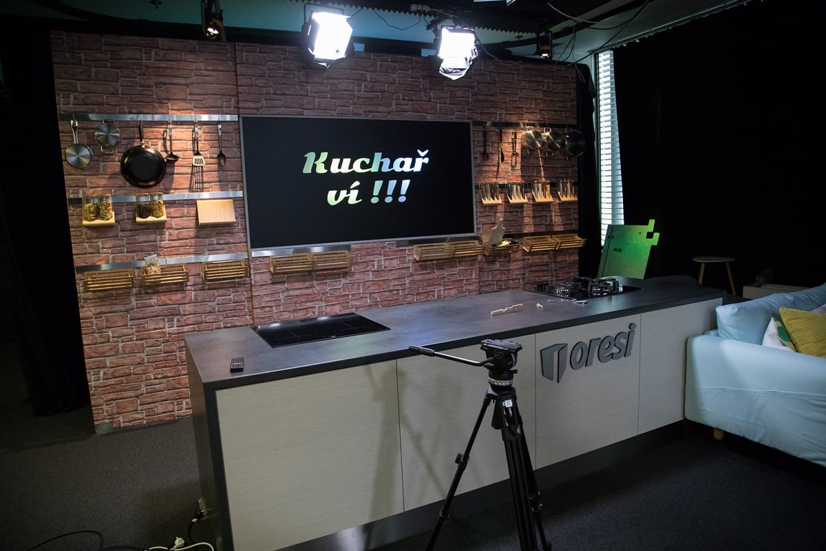 Druhé studio je větší. Stojí tu pevné kulisy z dalších sérií Streamu.