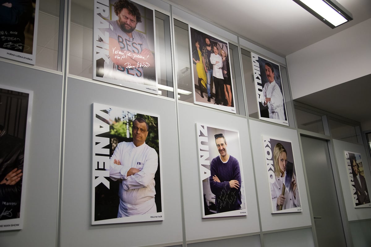 Stěny zdobí fotky autorů nejznámějších pořadů.