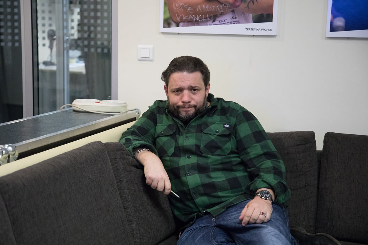 A pózující moderátor Pořadu Luděk Staněk.