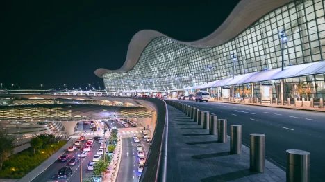Světový dopravní uzel v ohrožení. Válka v Íránu ničí výnosný byznys Emirates a spol., letenky mohou zdražit