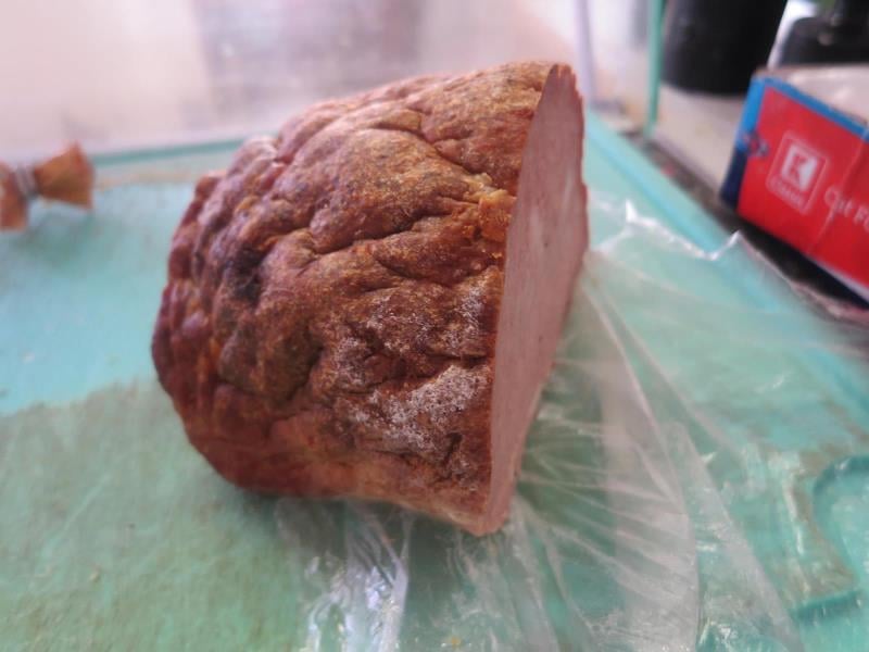 57 nálezů v kategorii nebezpečných potravin. Prodejna STAFING CZ Horka, sekaná pečeně. Potravina zapáchala po kažení. Při kontrole nebyly zjištěny nevyhovující teploty skladování tohoto výrobku. Potravina neměla prošlé datum použitelnosti.