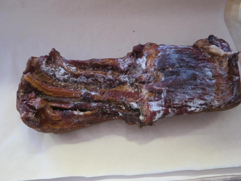 57 nálezů v kategorii nebezpečných potravin. Prodejna STAFING CZ Horka, uzený vepřový bok. Na povrchu výrobku se vyskytovala plíseň viditelná pouhým okem. Při kontrole nebyly zjištěny nevyhovující teploty skladování tohoto výrobku. Potravina neměla prošlé datum použitelnosti.