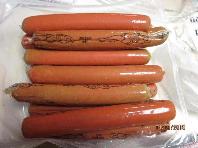 57 nálezů v kategorii nebezpečných potravin.  Potraviny Huyen Trang Nguyen, Most, KUŘECÍ PÁRKY. Párky měly oslizlý povrch, šedozelenou barvu a zapáchaly po kažení. Potravina měla prošlé datum použitelnosti.