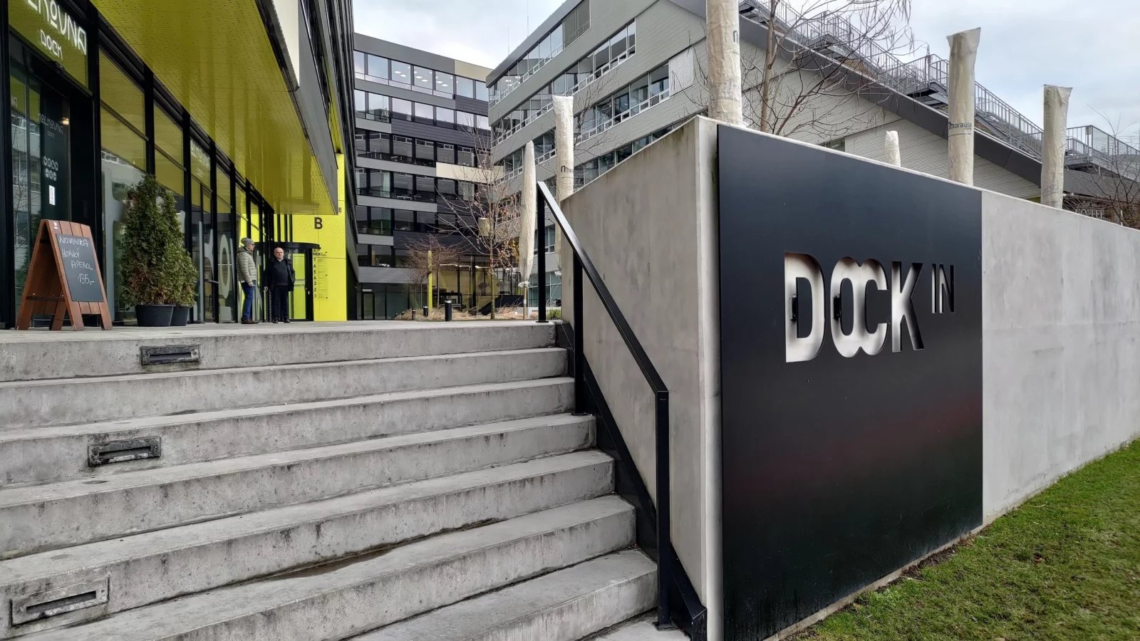 XTB sídí v kancelářské čtvrti DOCK na ulici Boudníkova 3 v Praze - Libni. (24. 1. 2024)