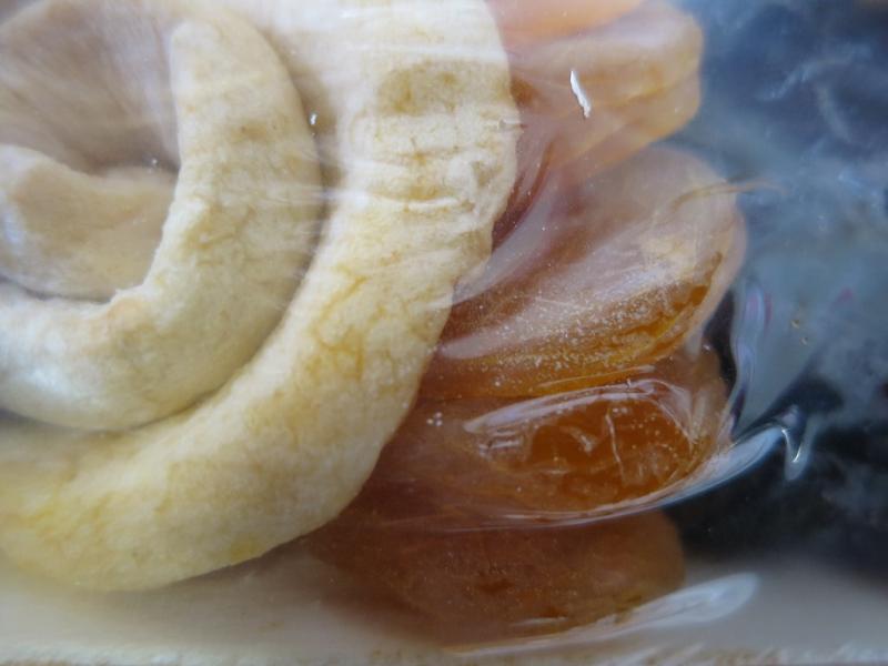 Košík Ivana - směs sušeného ovoce 66 %, cukrovinky nečokoládové 21 % a proslazeného ovoce 13 %. Kategorie: Nebezpečné potraviny. Nevyhovující parametr: škůdci, vůně. Ve výrobku byl zjištěn výskyt drobných živých i mrtvých škůdců. Výrobek zapáchal po kvašení. Země výroby: Slovensko. Místo kontroly: Tesco Stores ČR a.s., Trutnov