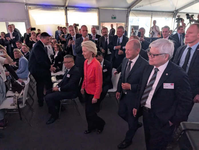 Ursula von der Leyen, Olaf Scholz a C.C. Wei na zahájení stavby továrny TSMC v Drážďanech