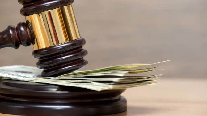 4.4.25 /2x/ dražba, peníze, kladívko, aukce