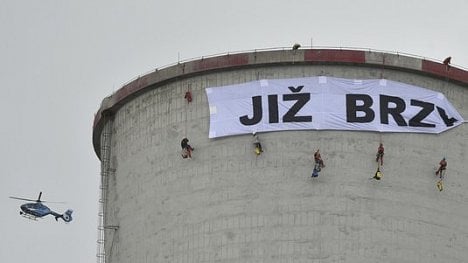 Náhledový obrázek - Aktivisté Greenpeace protestují ve Chvaleticích. Obsadili věž elektrárny