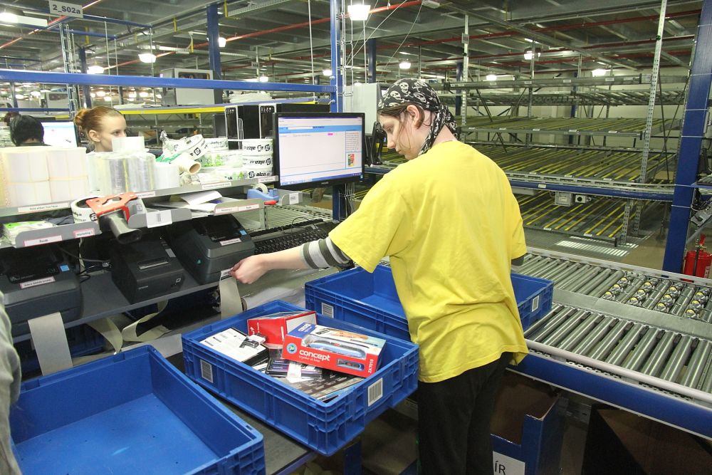 Zboží, které si zákazníci objednali na kamennou pobočku, se nebalí. Zkontroluje se úplnost objednávky a zboží se přeloží do jiné přepravky. Přepravují se vždy tři přepravky uložené na sobě, opatřené víkem a přepásané.