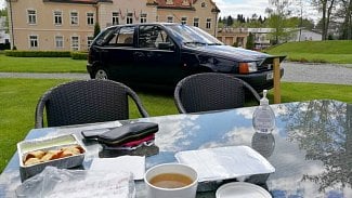 Náhledový obrázek - Pozitivní důsledky koronaviru: Kousek od Prahy se pořádá autopiknik v zámeckém parku