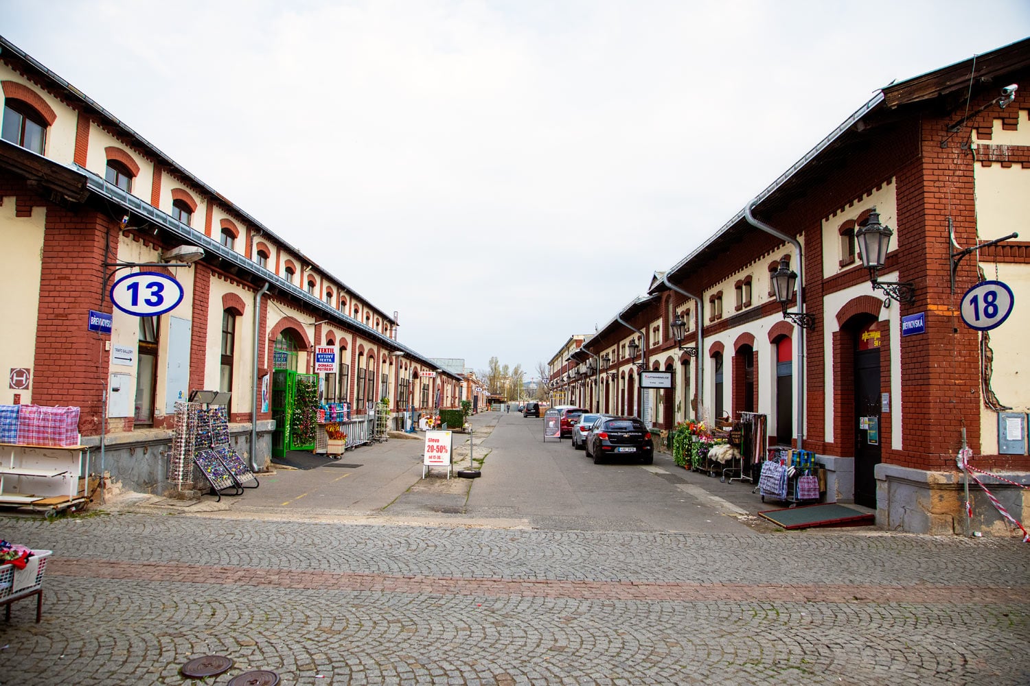 Kromě vietnamské tržnice se v areálu nachází celá řada dalších obchodů a služeb.