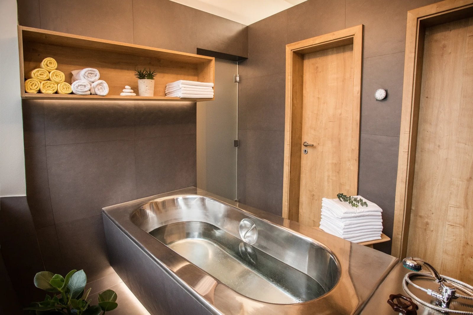 Lázně Poděbrady, uhličitá koupel v kovové vaně