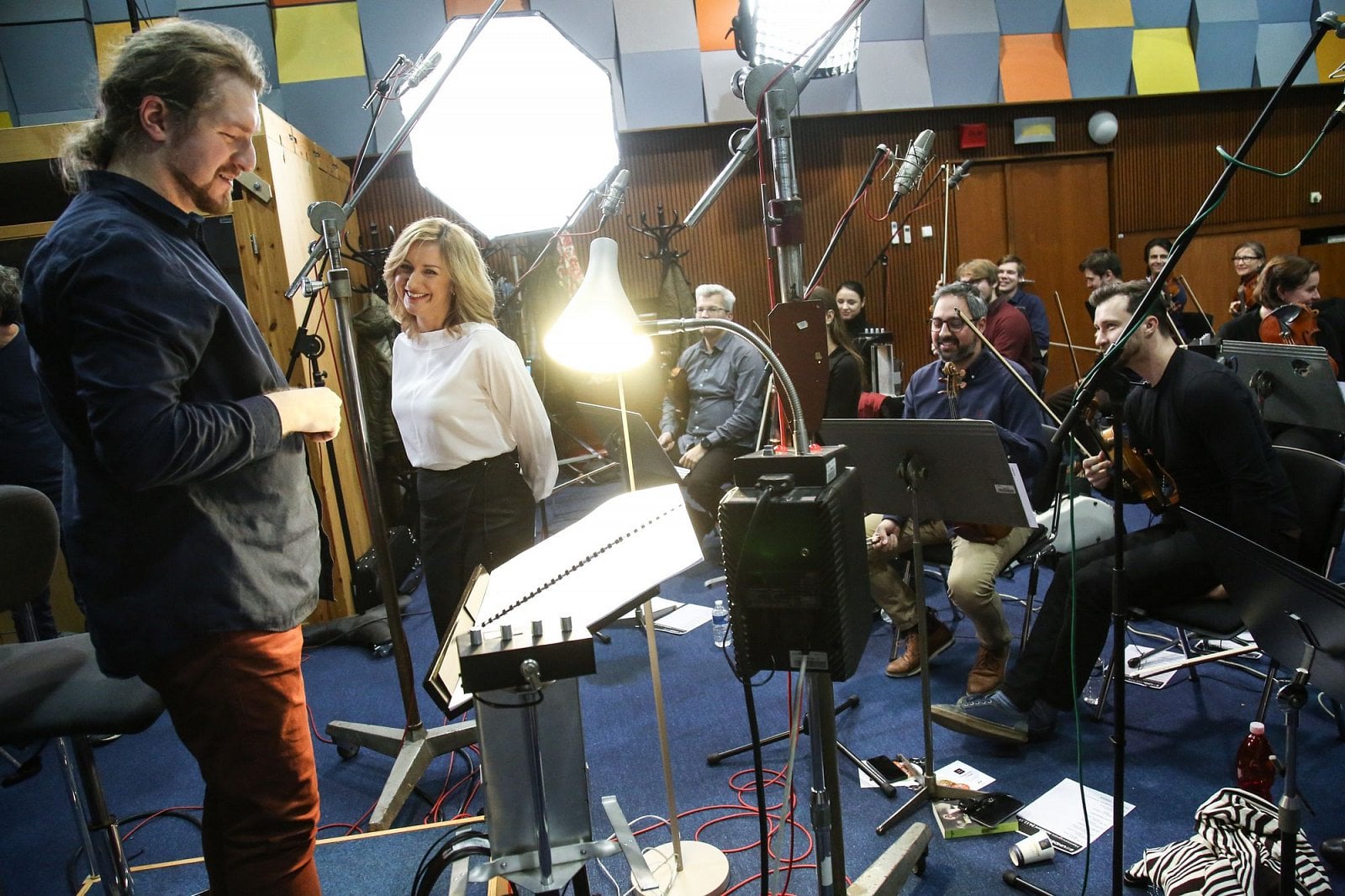 Moderátorka Terezie Tománková s dirigentem Dominikem Svobodou