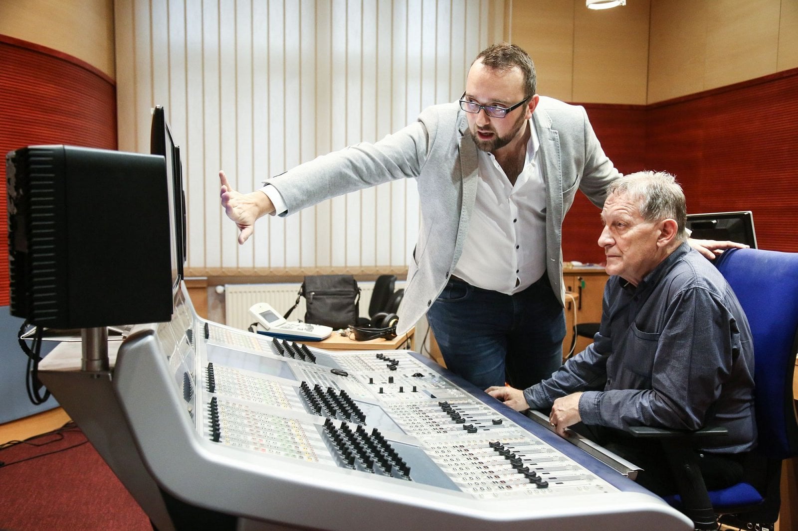 Producent Jan Šindelovský dohlíží na záznam znělek