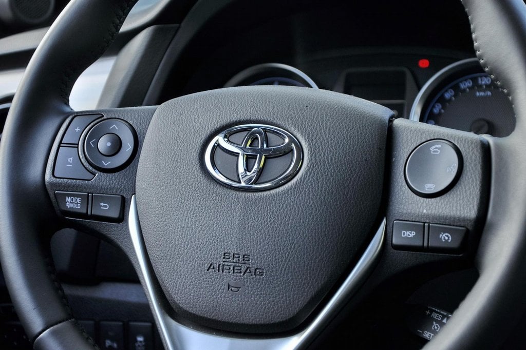 2013-05-toyota-auris-touring-sports-1-6-valvematic-9.jpg