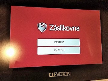 Na displeji si zvolíte jazyk, v jakém chcete být obslouženi.