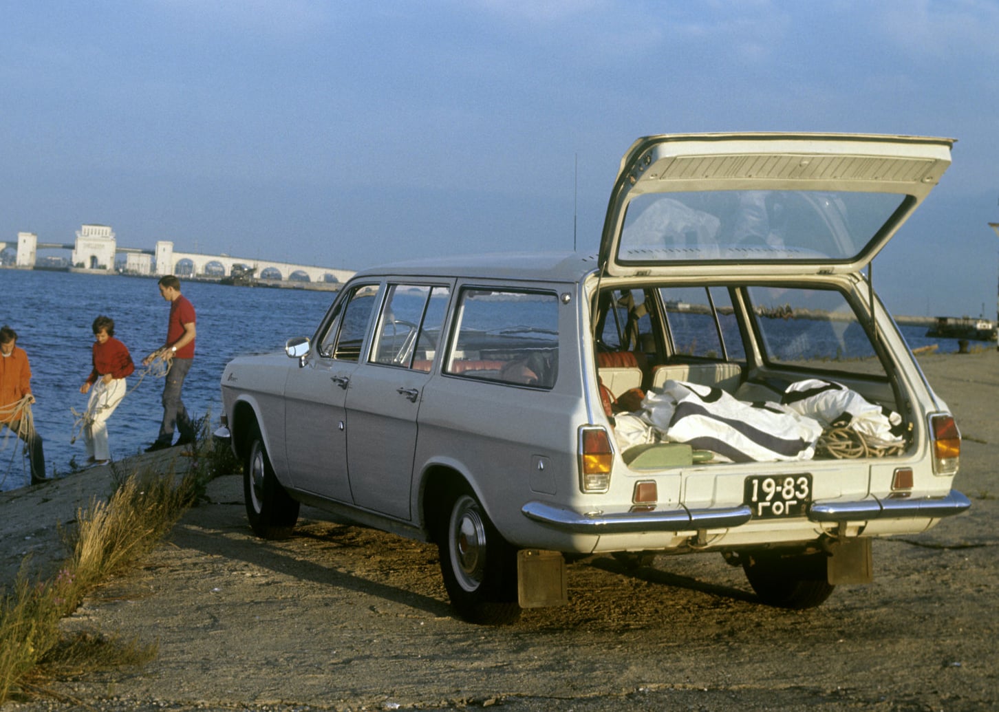 Volga 2402 byl rozměrný kombík se sedmimístnou konfigurací sedadel