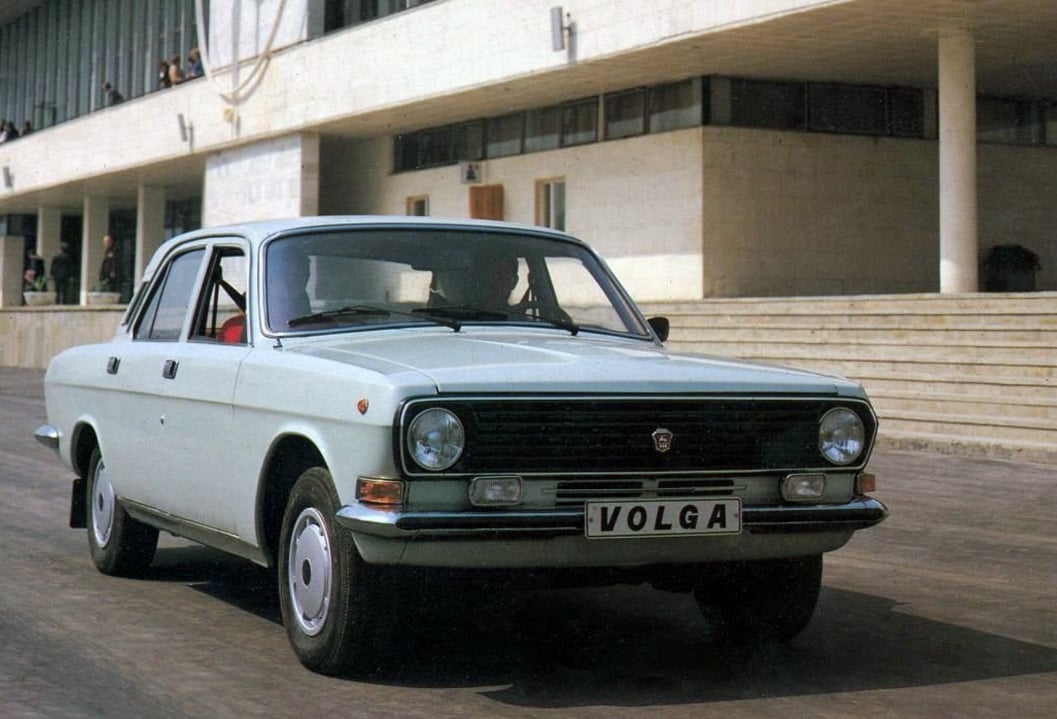 Volga 2410 přinesla dobu plastovou namísto chromu. Zda to vozu prospělo, je diskutabilní…