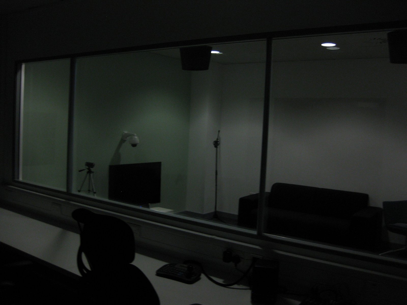 Za neprůhledným sklem můžete pozorovat, jak na aplikaci reagují uživatelé.