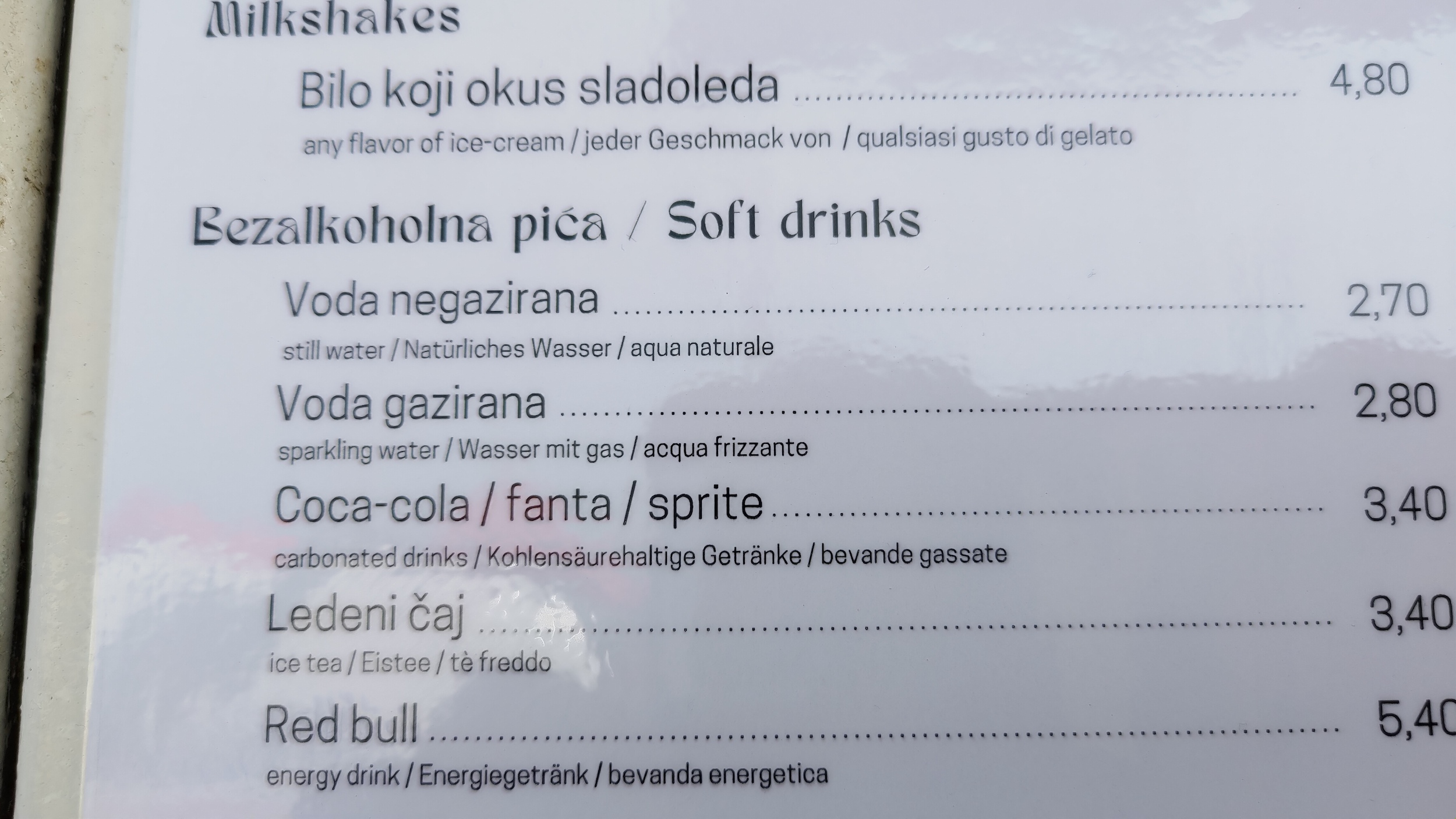 Ceny potravin u moře a ukázky okolí. Pula, Istrie, Chorvatsko (19. 6. 2023)