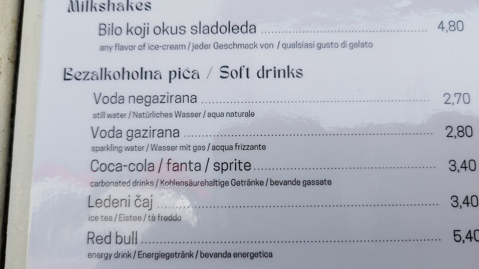 Ceny potravin u moře a ukázky okolí. Pula, Istrie, Chorvatsko (19. 6. 2023)