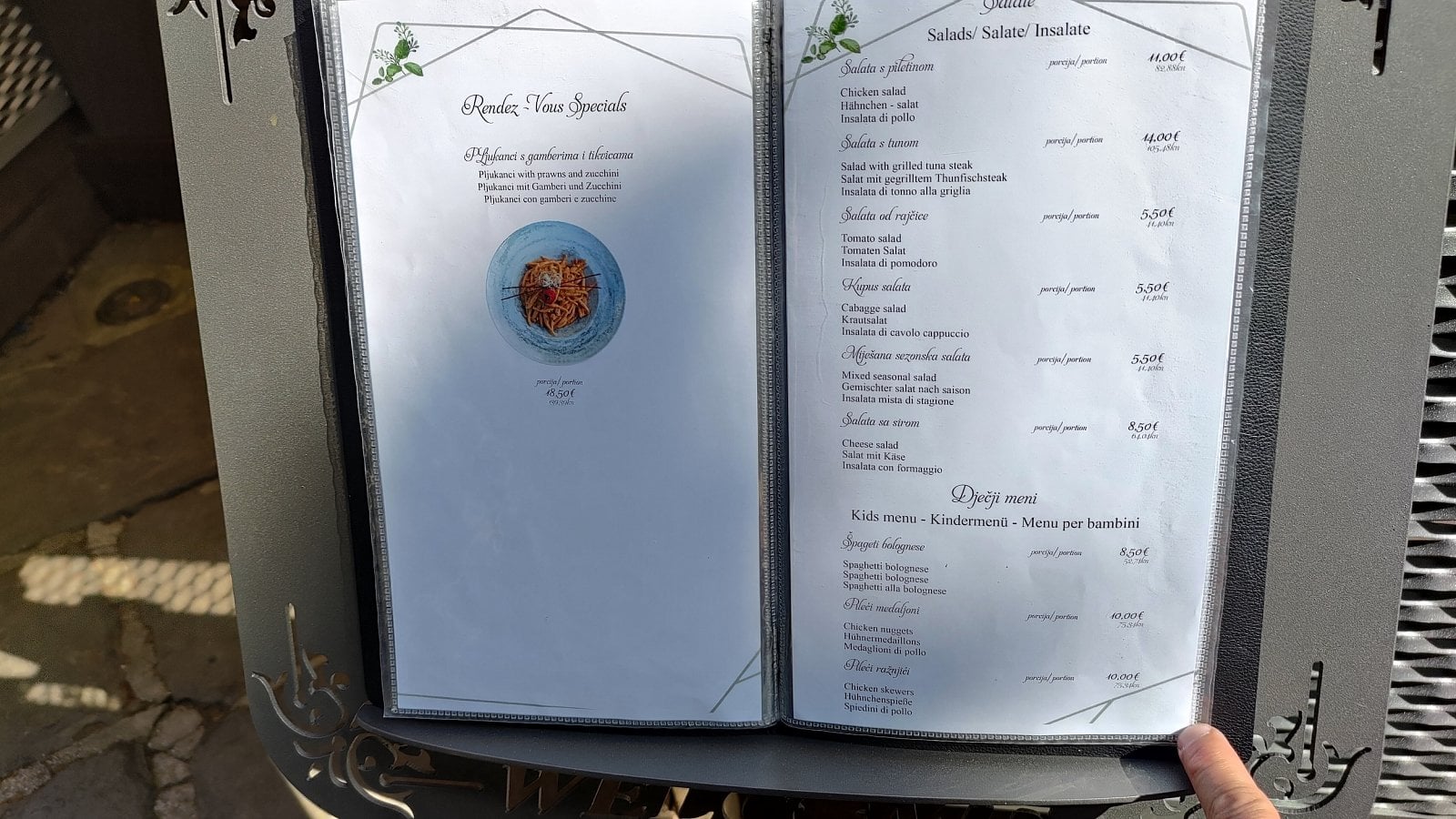 Ceny potravin u moře a ukázky okolí. Pula, Istrie, Chorvatsko (19. 6. 2023)