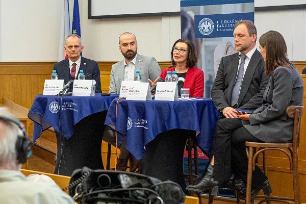 Hosty panelové diskuze 1. LF UK byli (zleva) Martin Vejražka z Ústavu lékařské biochemie a laboratorní diagnostiky VFN, Martin Májovský z Neurochirurgické a neuroonkologické kliniky ÚVN, Andrea Burgetová z Radiodiagnostické kliniky VFN a Ondřej Šeda z Ústavu biologie a lékařské genetiky VFN. Diskusi moderovala redaktorka ČT Kateřina Poláková.