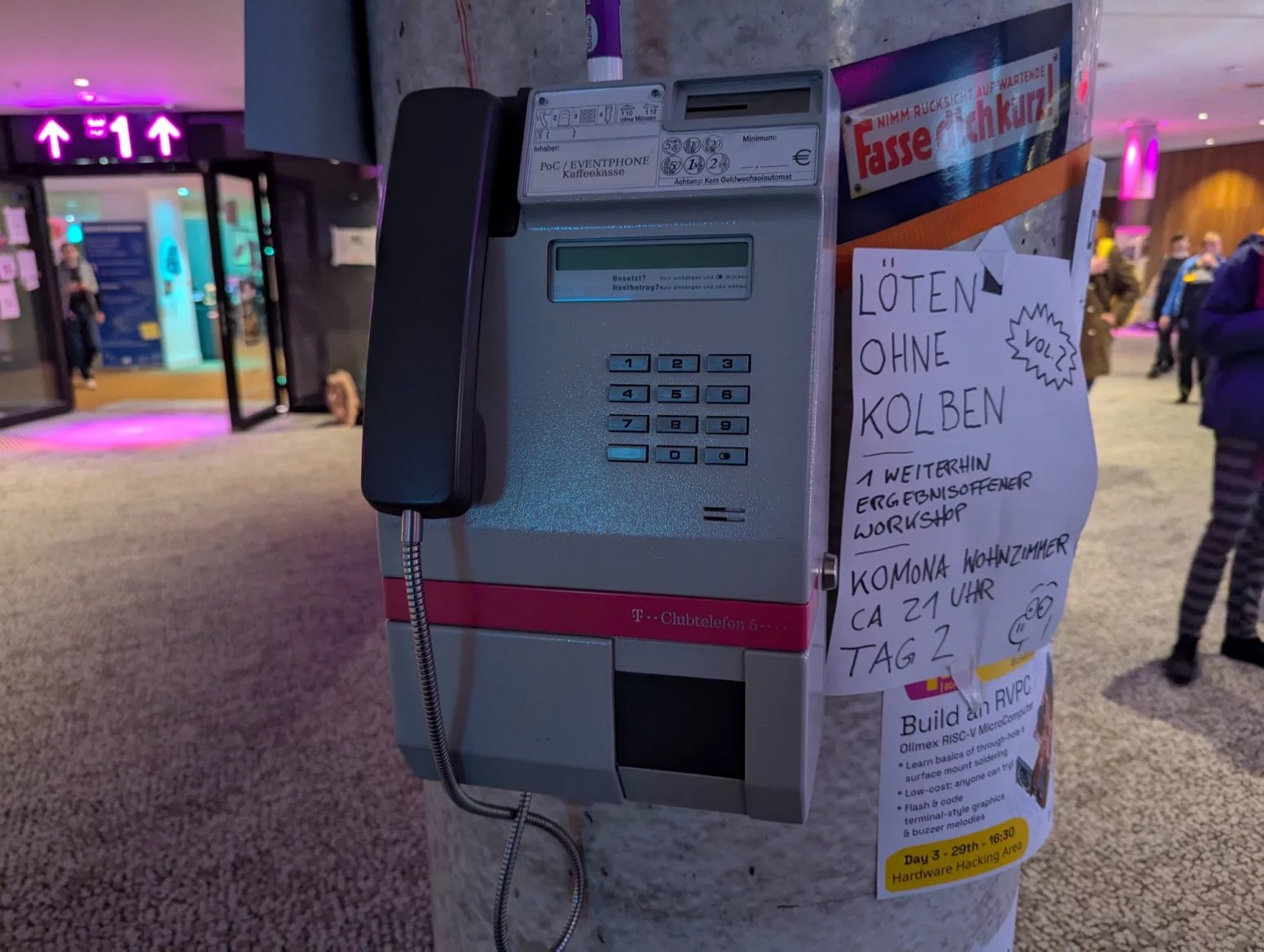 Dalo se i zavolat z veřejného telefonního automatu. Pro volání bylo potřeba vhodit minci, ale vzhledem k nepřítomnosti tarifikačních impulzů byl celý obnos po ukončení hovoru refundován.