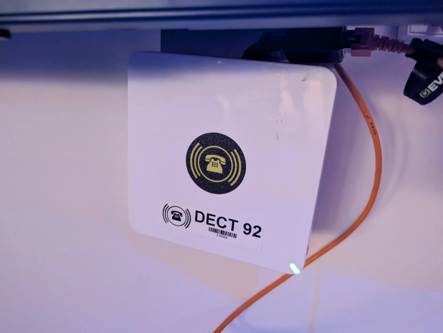 Páteřní komunikační technologií ovšem stále zůstává DECT, který obsluhuje několik tisíc mobilních stanic. Je možné se též připojit pomocí SIPu, či získat SIM kartu pro připojení do místní GSM/LTE/5G sítě.