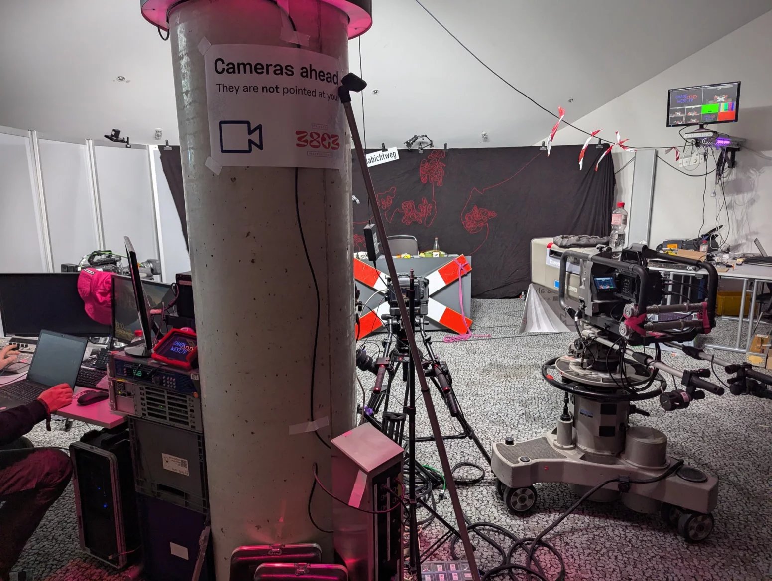Televizní studio s obligátním upozorněním, že „televizní kamery na vás nemíří, žádný strach“.