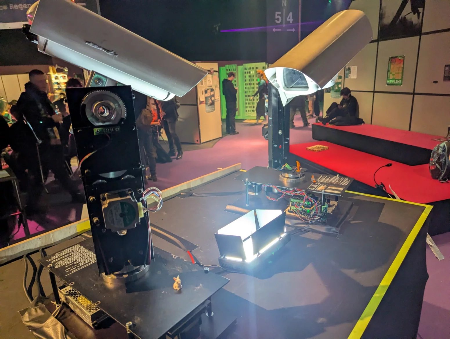 Kamery se dívají do země, ovšem jak se přiblížíte, nespustí z vás čočky.