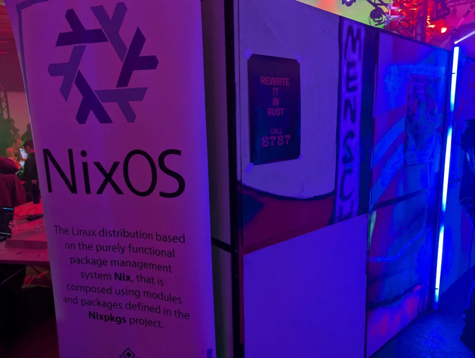 Vlastní hackerspace je temné a ponuré místo, navíc plné lidí, kteří se nechtějí nechat fotografovat.