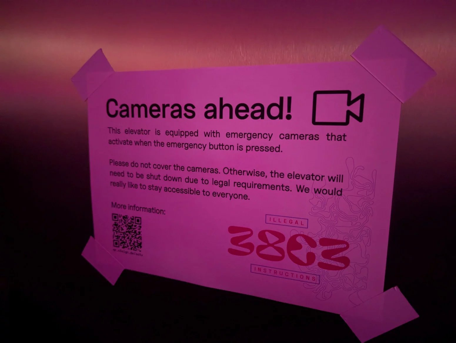 Zřejmě po zkušenostech z předchozích let organizátoři vědí, že musí explicitně upozorňovat na přítomnost každé kamery.