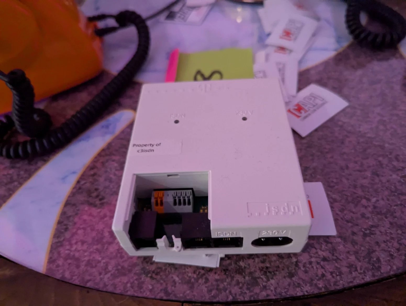 Pro ISDN BRI bylo potřeba přinést si vlastní NT, tedy koncový bod sítě, převádějící dvoudrátové rozhraní U na čtyřdrátovou sběrnici S0.