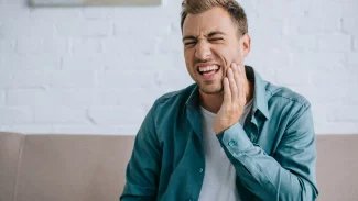 Náhledový obrázek - Bolest čelistního kloubu může způsobit špatný skus i zranění. Zmírnit ji mohou obklady a léky