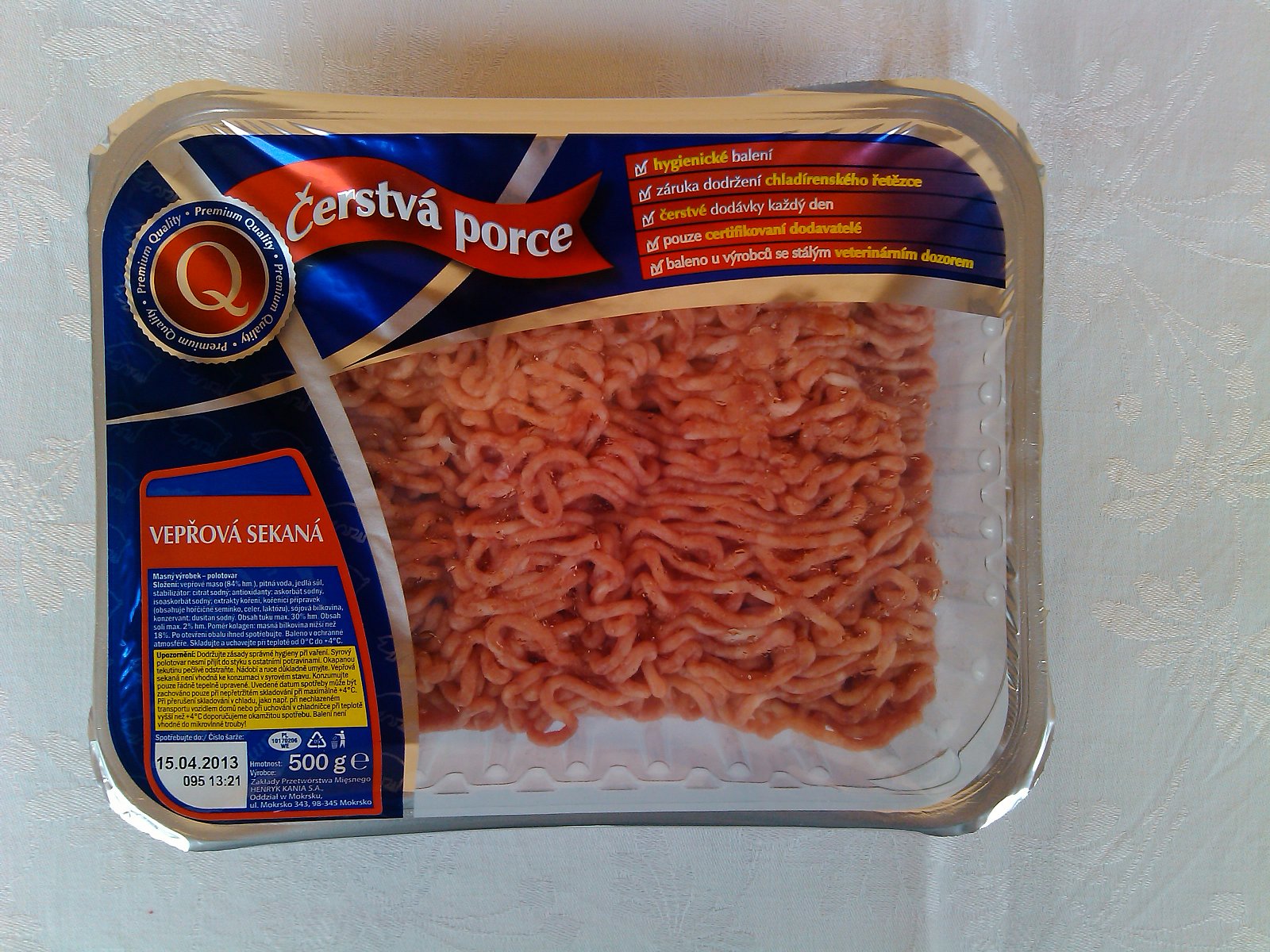 Vepřová sekaná, polotovar: 84 % masa, 0,5 kg za 49,90 Kč, 99,80 Kč/kg výrobku. Výrobce: Henryk Kania, Polsko. Ve složení: voda, sůl, stabilizátor, antioxidant, askorbát sodný, isoaskorbát sodný, extrakty koření, kořenící přípravek, sójová bílkovina, konzervant	