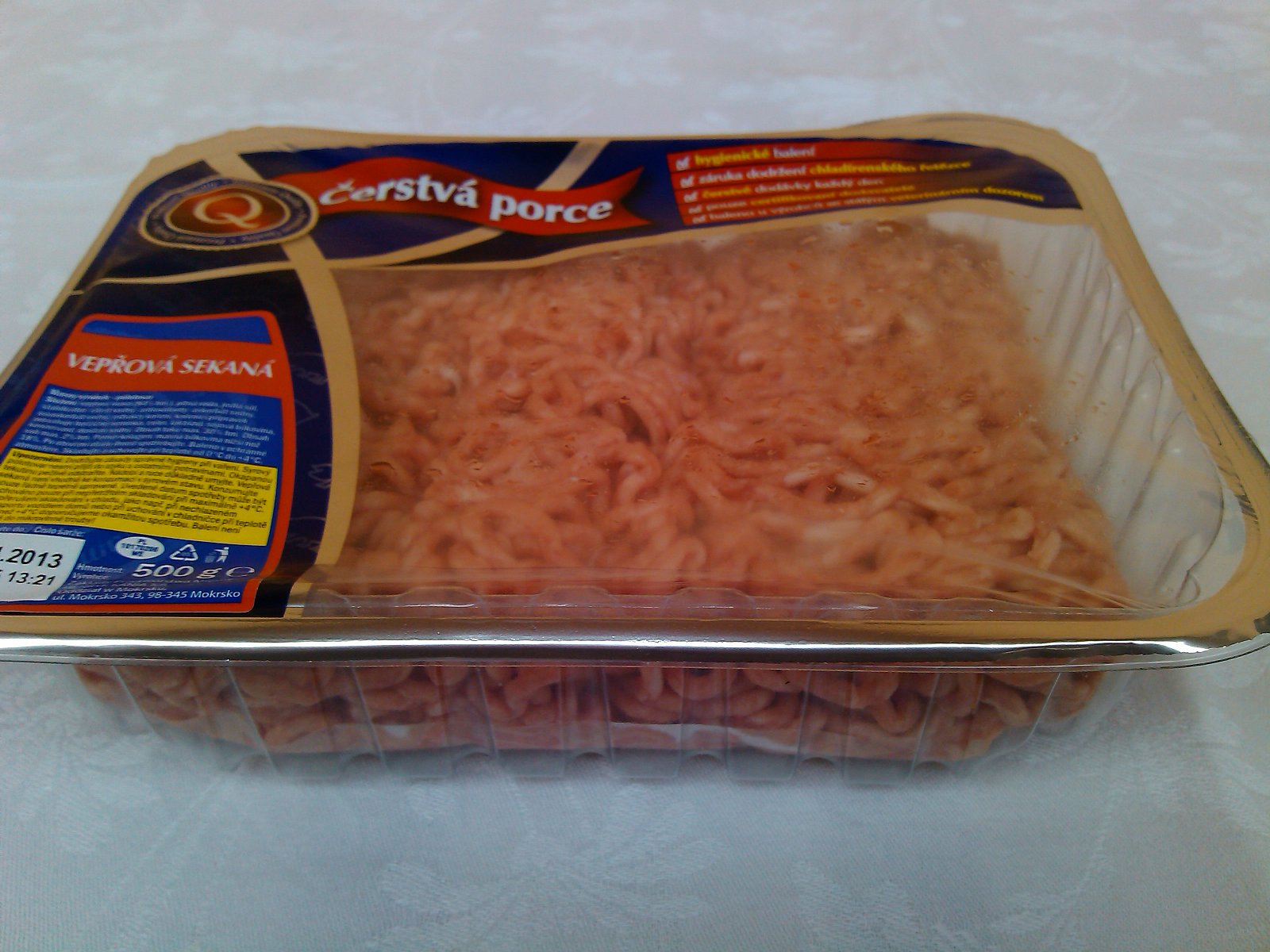 Vepřová sekaná, polotovar: 84 % masa, 0,5 kg za 49,90 Kč, 99,80 Kč/kg výrobku. Výrobce: Henryk Kania, Polsko. Ve složení: voda, sůl, stabilizátor, antioxidant, askorbát sodný, isoaskorbát sodný, extrakty koření, kořenící přípravek, sójová bílkovina, konzervant	