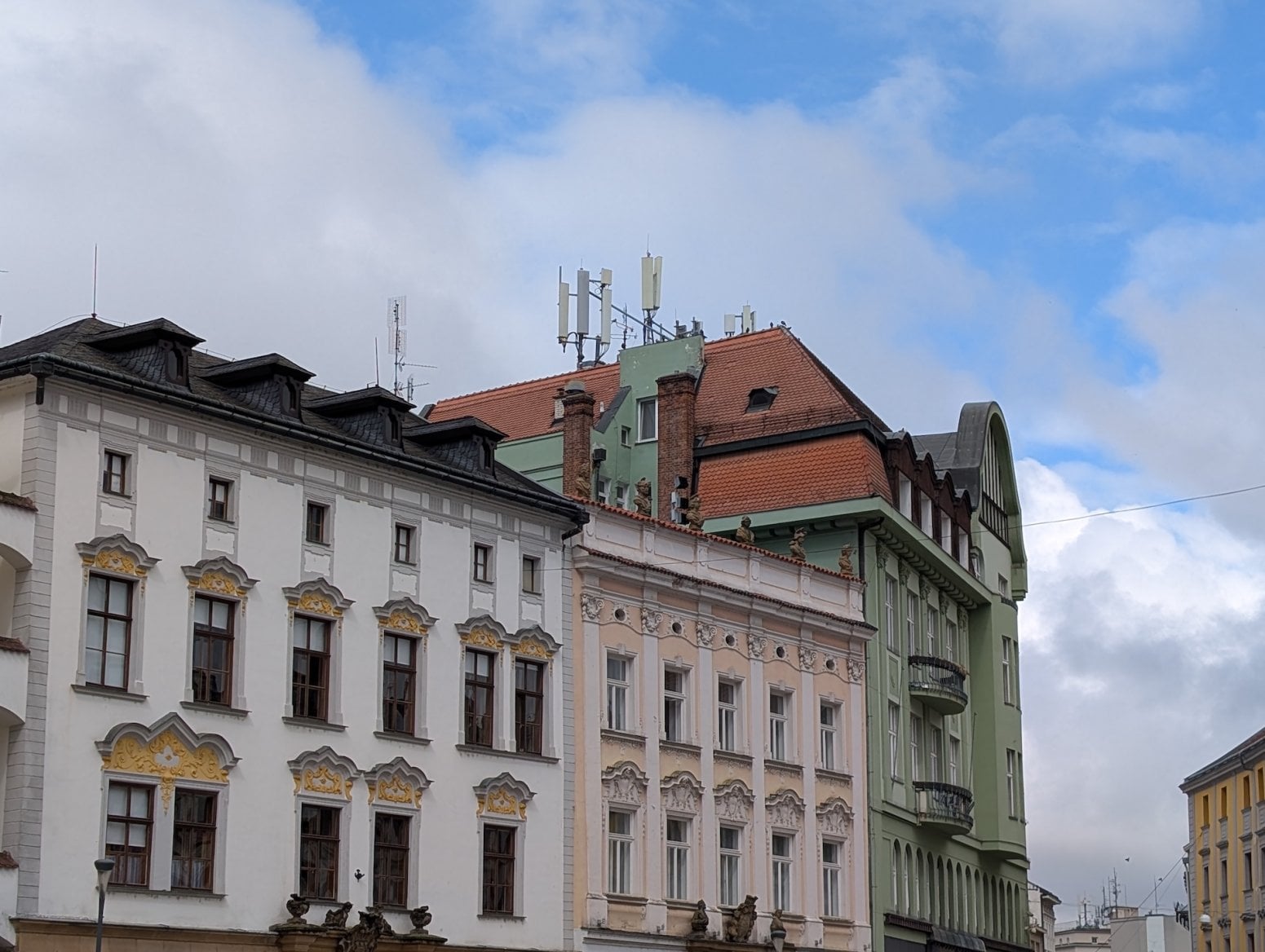 Mobilní 5G vysílač CETINu a O2 na Horním náměstí v Olomouci