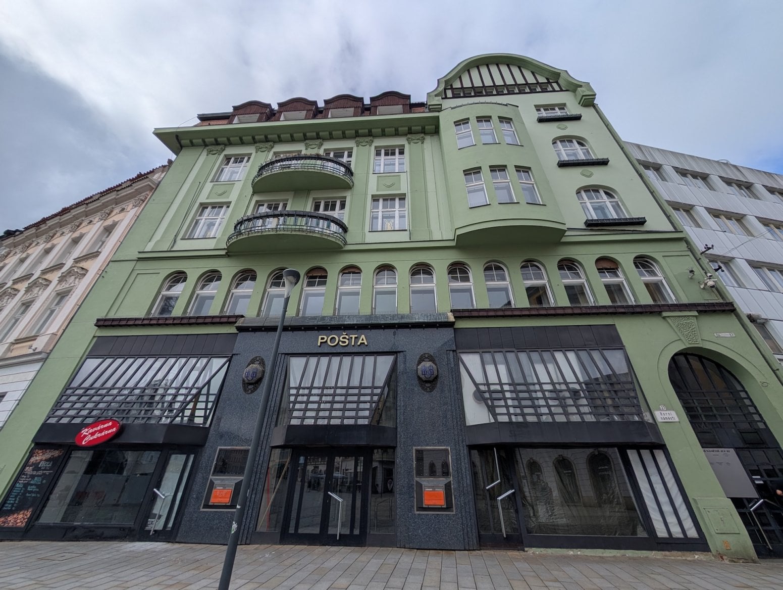 Mobilní 5G vysílač CETINu a O2 na Horním náměstí v Olomouci