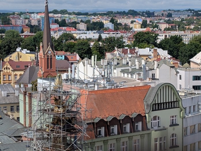 Mobilní 5G vysílač CETINu a O2 na Horním náměstí v Olomouci
