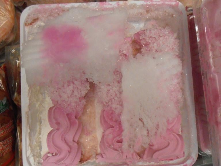 Dort Pohoda jogurt - lesní plody. Obsah jednotlivých balení byl sražený, odloučený od obalu, obsahoval průhledné krystaly ledu (zjevné známky opětovného zmrazení po roztátí). Při kontrole nebyly zjištěny nevyhovující teploty skladování tohoto výrobku.