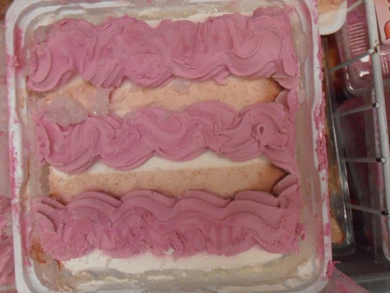 Dort Pohoda jogurt - lesní plody. Obsah jednotlivých balení byl sražený, odloučený od obalu, obsahoval průhledné krystaly ledu (zjevné známky opětovného zmrazení po roztátí). Při kontrole nebyly zjištěny nevyhovující teploty skladování tohoto výrobku.