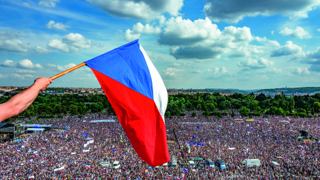 Náhledový obrázek - Miliony pro demokracii. Spolek kamarádů se mění v korporaci profesionálů