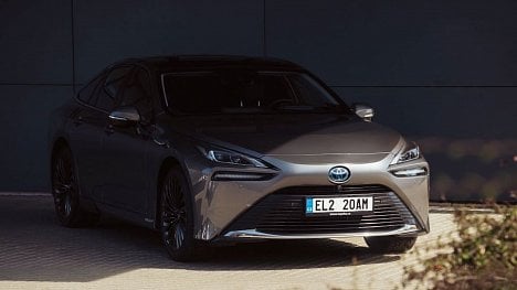 Náhledový obrázek - Na český trh přijíždí revoluční Toyota Mirai. Z „výfuku“ jí teče voda