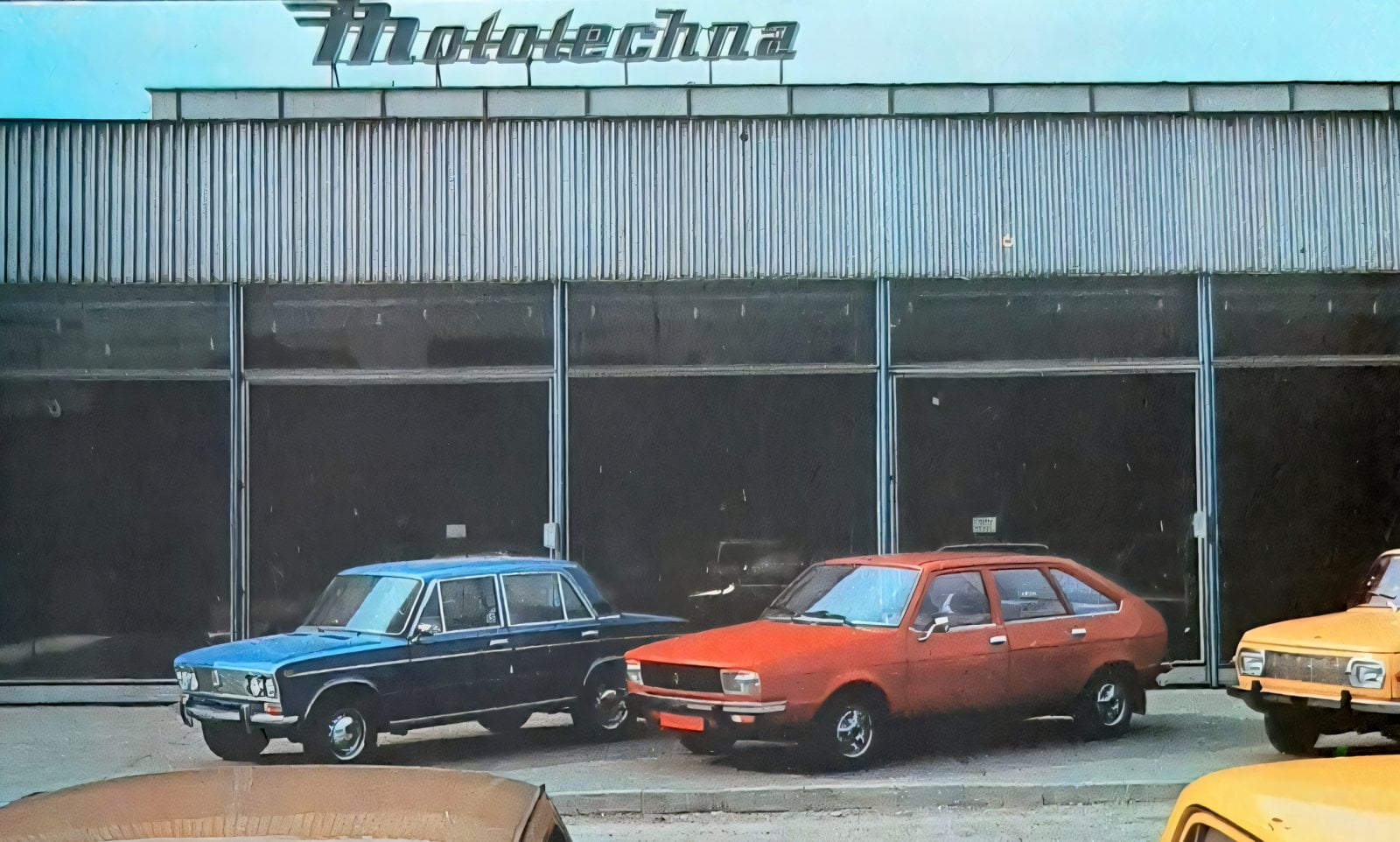 Pohled na pobočku Mototechny v Bratislavě, 80. léta. Výřez z dobové pohlednice.