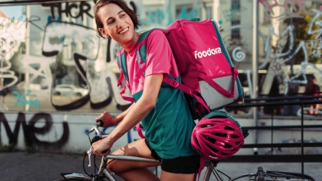 Náhledový obrázek - Další do party. Foodora navázala partnerství s Albertem, Pražákům slibuje doručení nákupu do hodiny