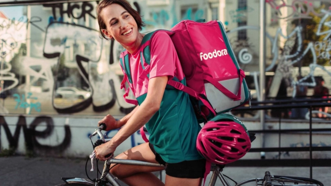 Pomalejší doručení za nižší cenu. Foodora spustila službu Saver Delivery, která nabízí levnější dovoz jídla